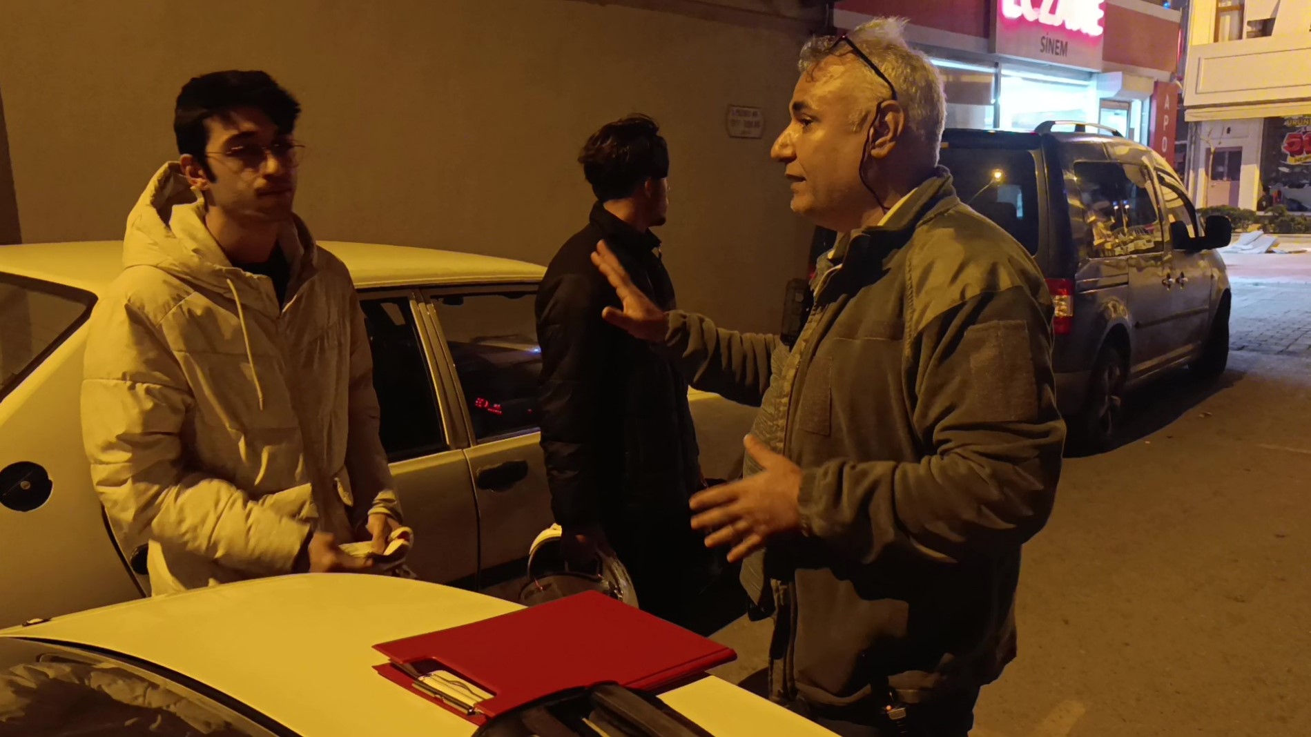 Polisten Nasihat; “Evde Anneniz Babanız Sizleri Bekliyor” (1)