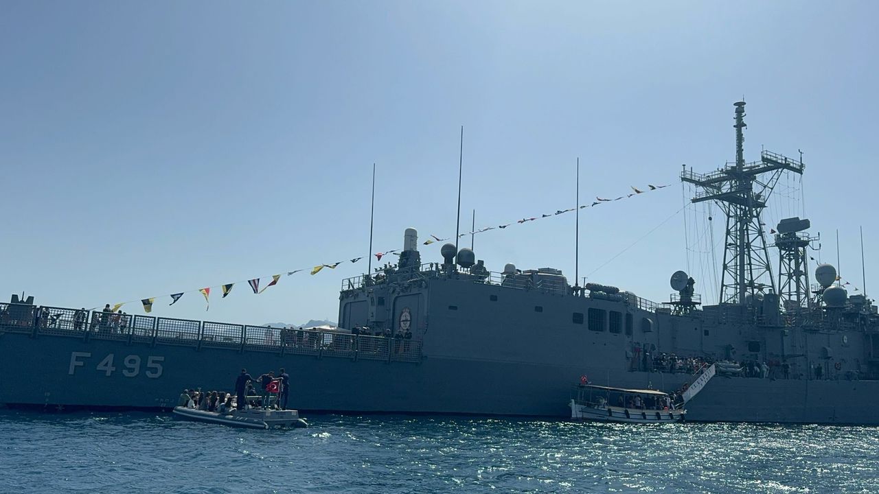 23 Nisanda Askeri Gemilere Ziyaret (5)