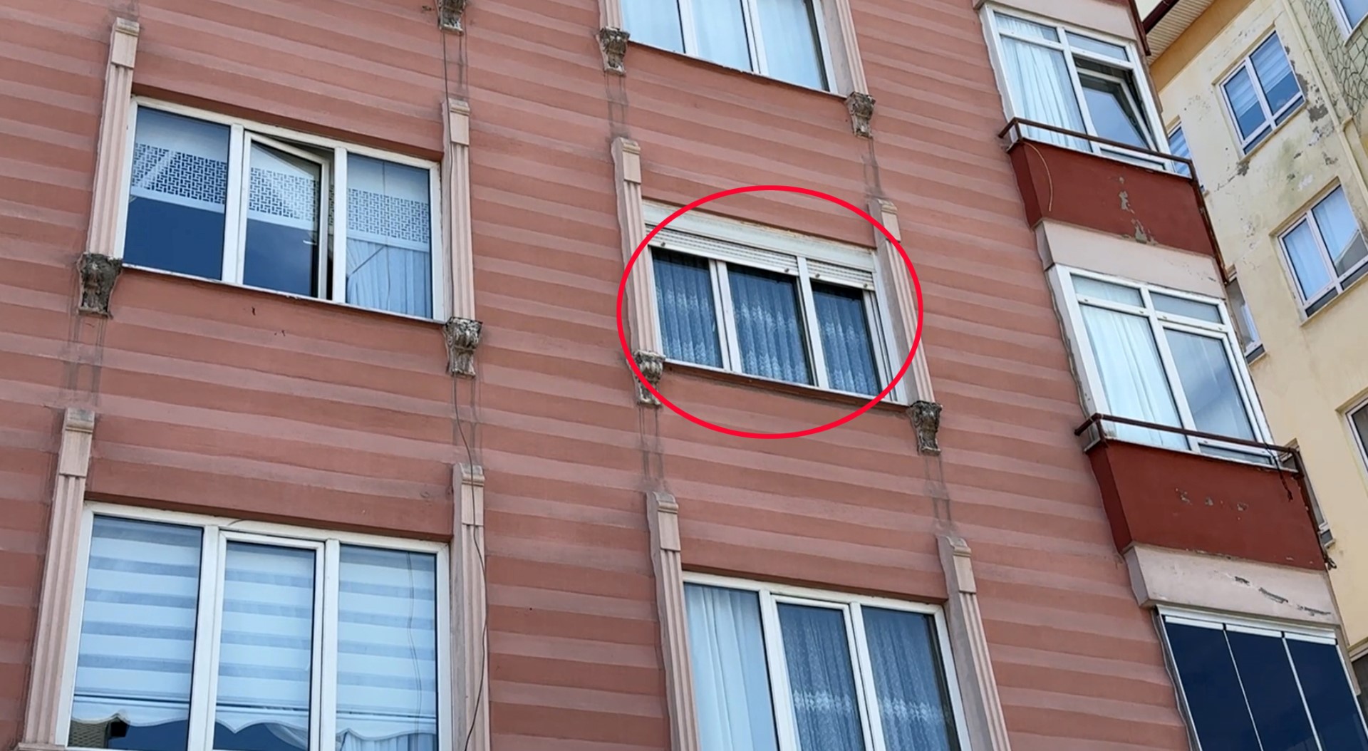 37 Gunluk Bebegini Pencereden Atarak Old 662279 196332 (Large)