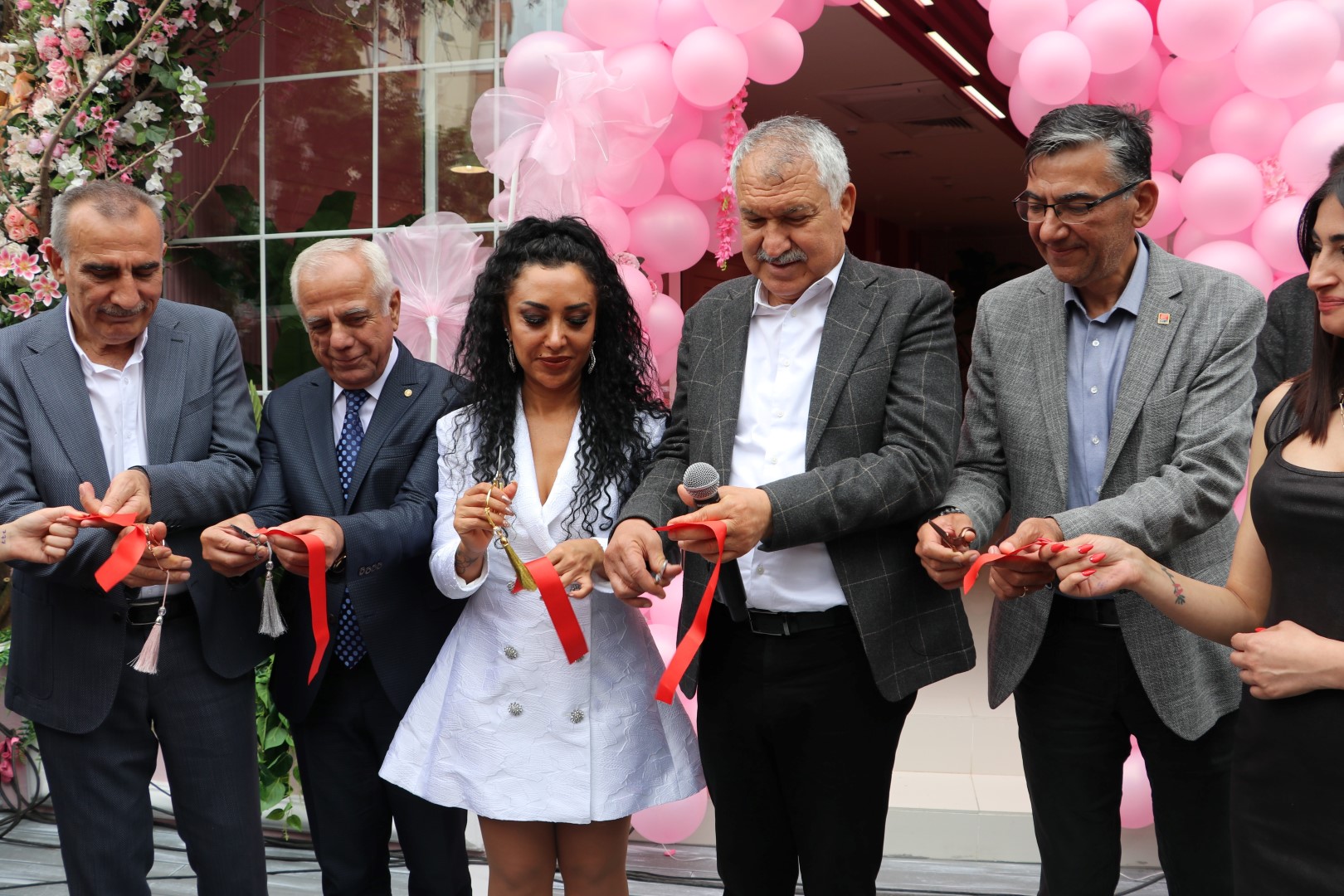 Açılışını Başkan Karalar'ın Yaptığı Güzellik Merkezi Mağdurları Haklarını Almak Istiyor (2) (Large)