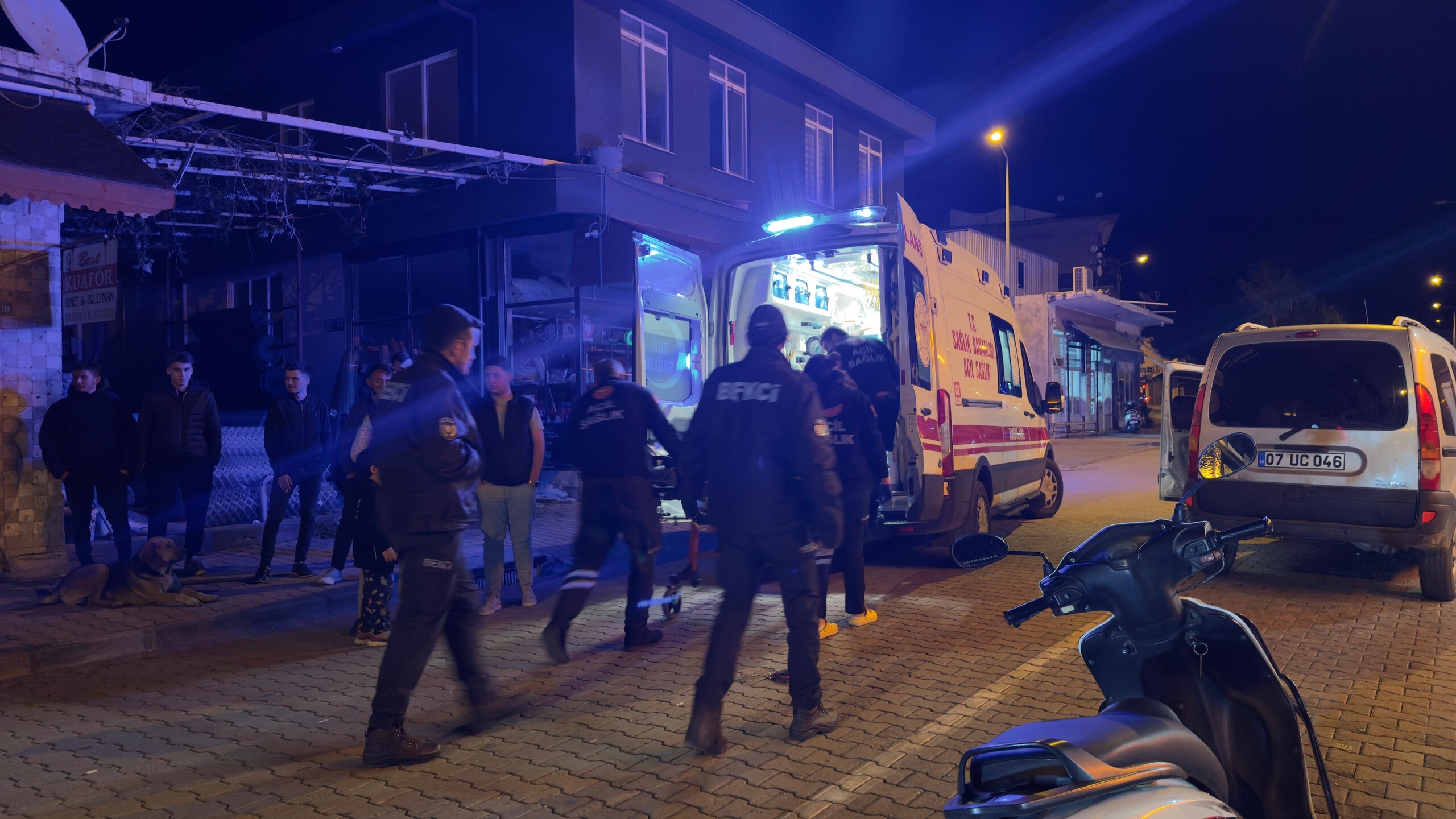 Alkol Komasına Giren Vatandaşı Sokak Köpeği Yalnız Bırakmadı (3)