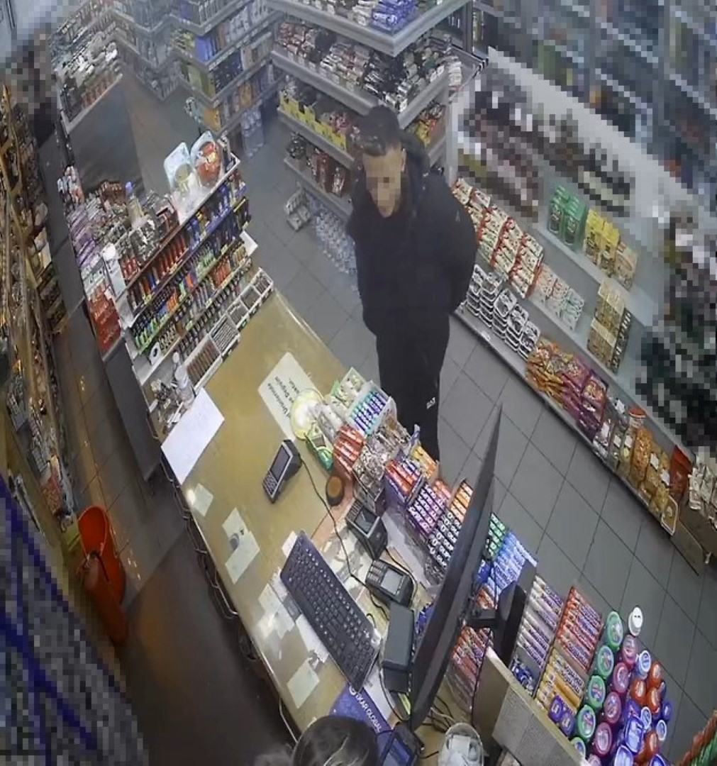 Alkol Şişelerini Poşete Atıp Sırra Kadem Bastı (2) (Large)