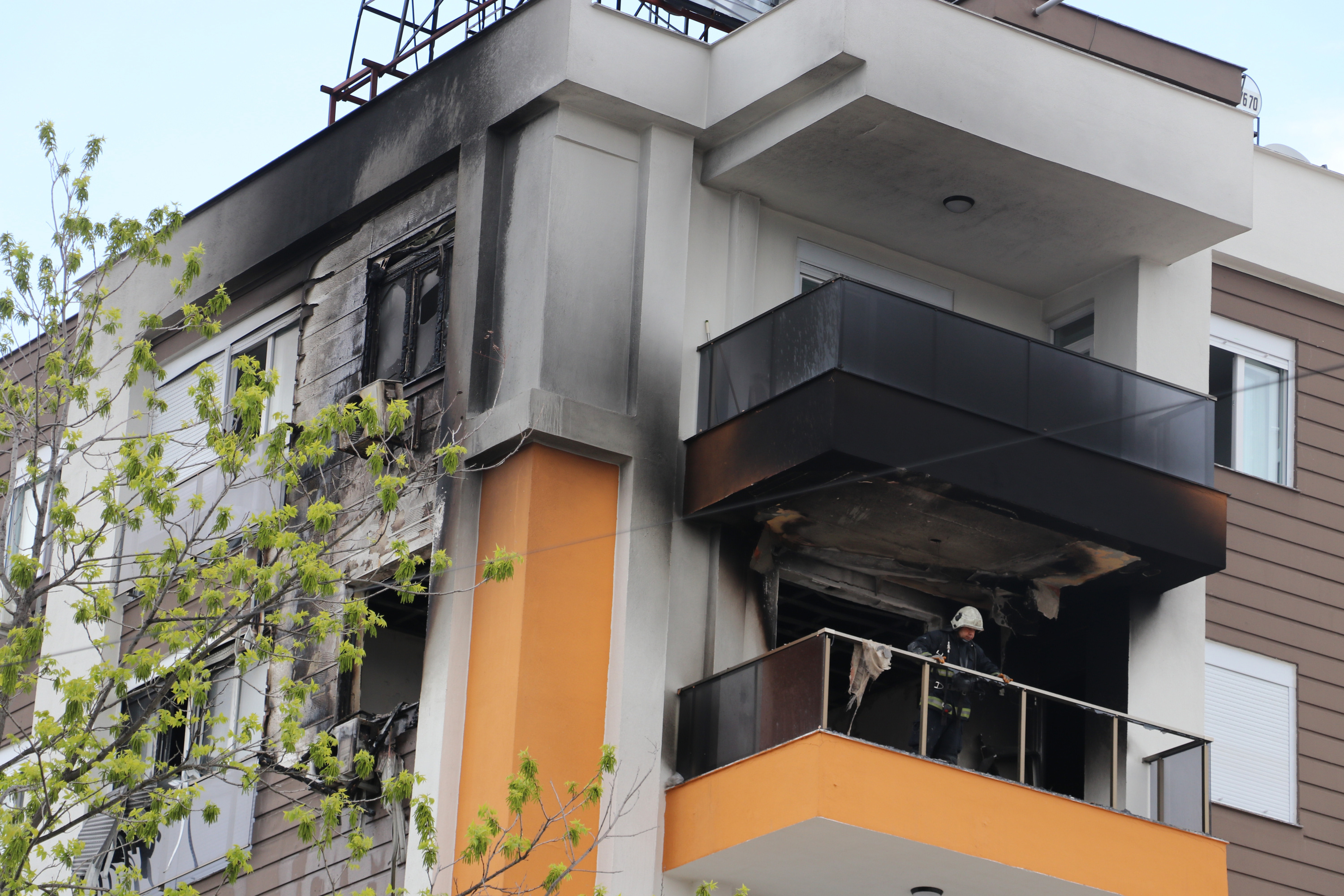 Antalya Ust Daireye Sicrayan Yanginda 656628 194573