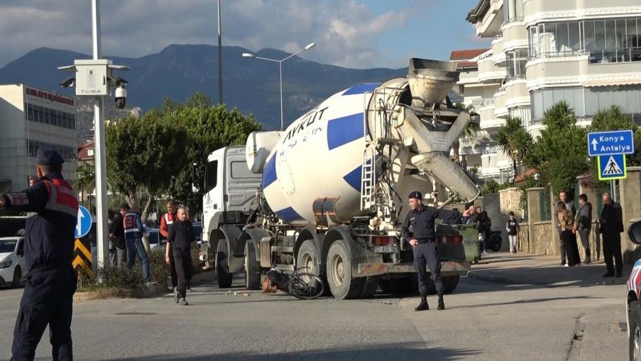 Antalyada Beton Mikserinin Altinda Kaldi (2)