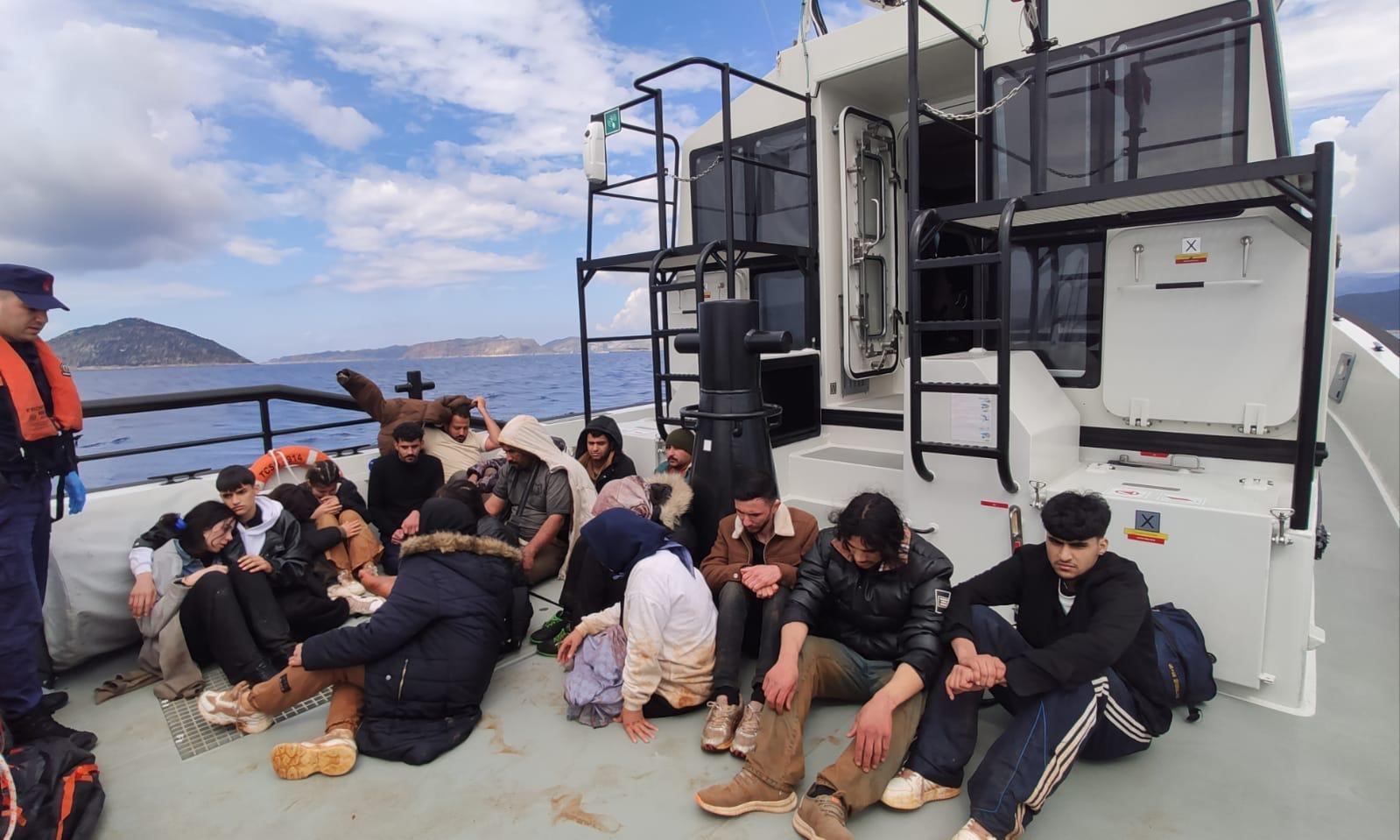 Antalya'da Düzensiz Göçmen Operasyonu 25'I Çocuk 80 Kişi Kurtarıldı (1)