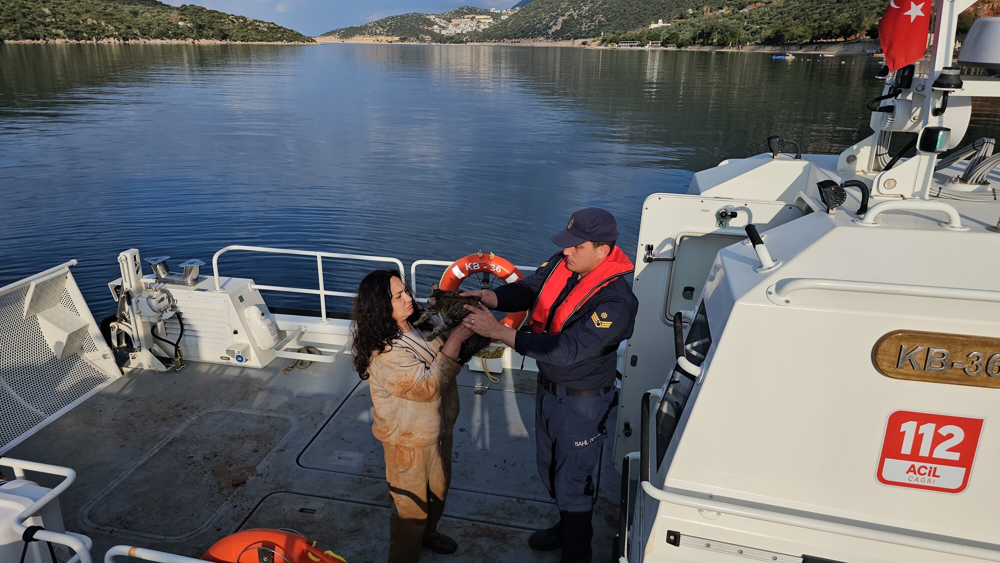 Antalya'da Düzensiz Göçmen Operasyonu 25'I Çocuk 80 Kişi Kurtarıldı (2)