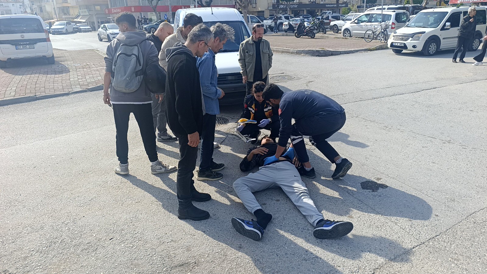 Antalya'da Hafif Ticari Araç Motosikletle Çarpıştı; 2 Yaralı (1)
