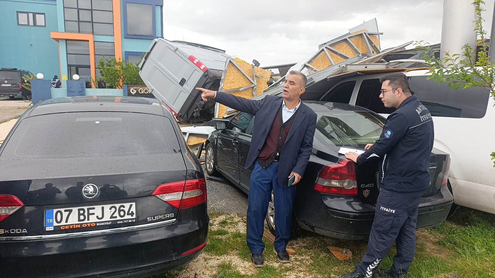 Antalya'da Hortum 2 Tonluk Bungalovu 30 Metre Sürükledi (1)