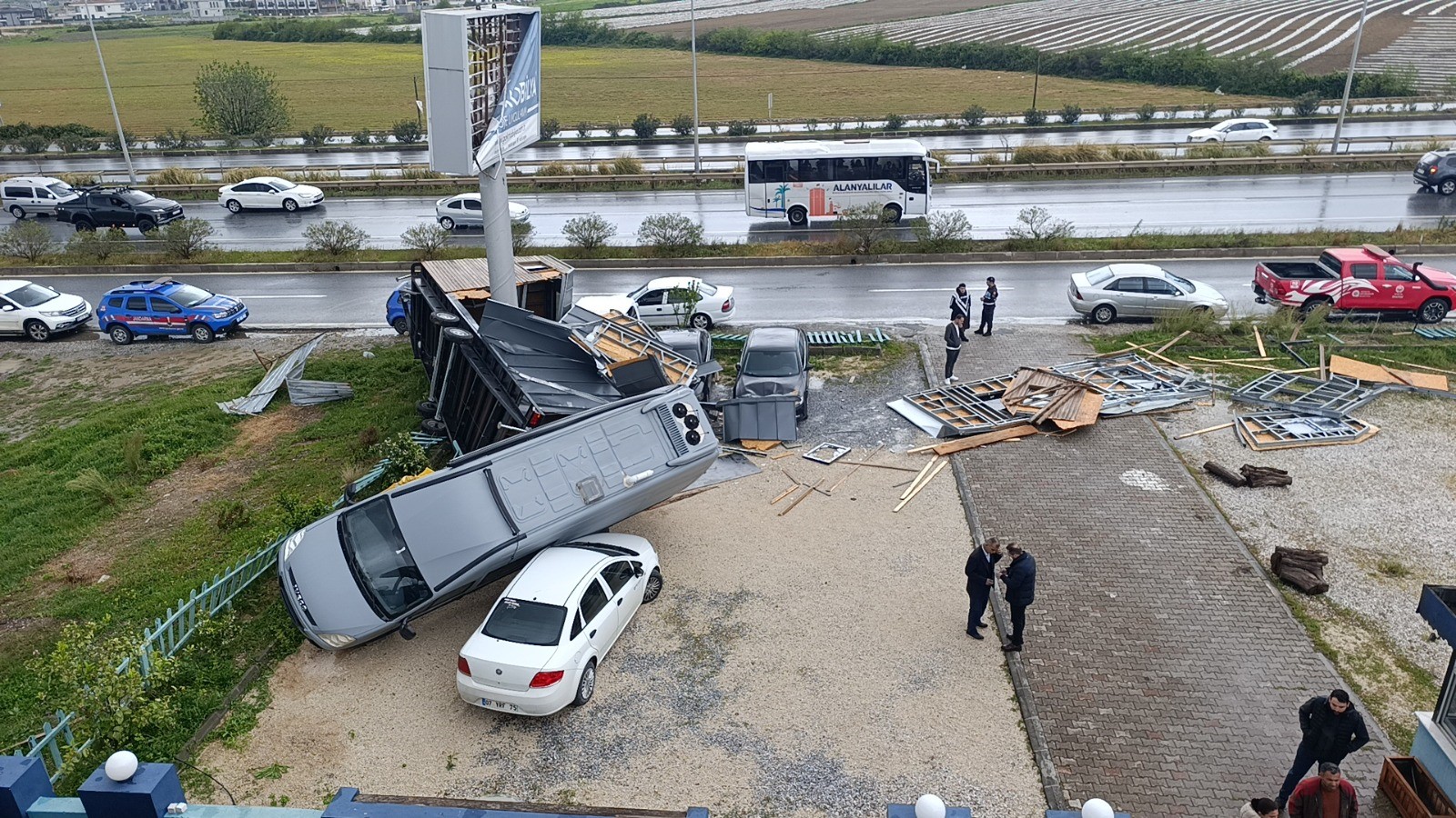 Antalya'da Hortum 2 Tonluk Bungalovu 30 Metre Sürükledi (2)