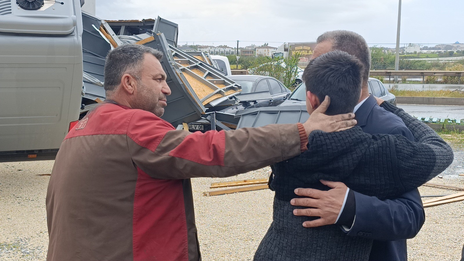 Antalya'da Hortum 2 Tonluk Bungalovu 30 Metre Sürükledi (3)