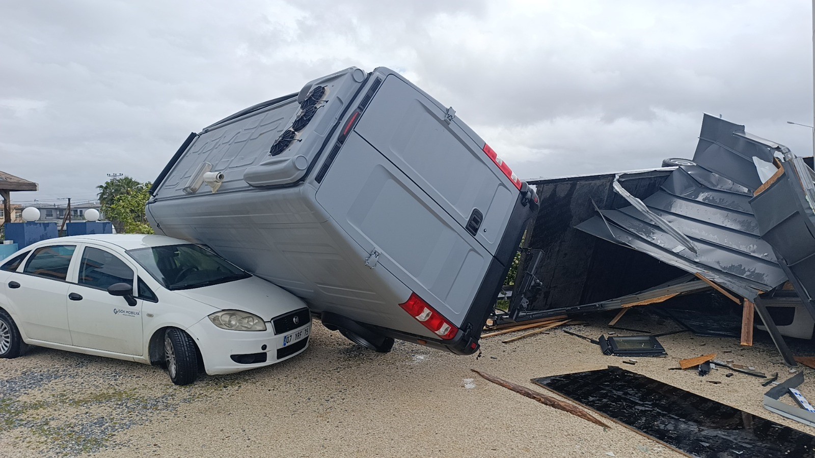 Antalya'da Hortum 2 Tonluk Bungalovu 30 Metre Sürükledi (4)