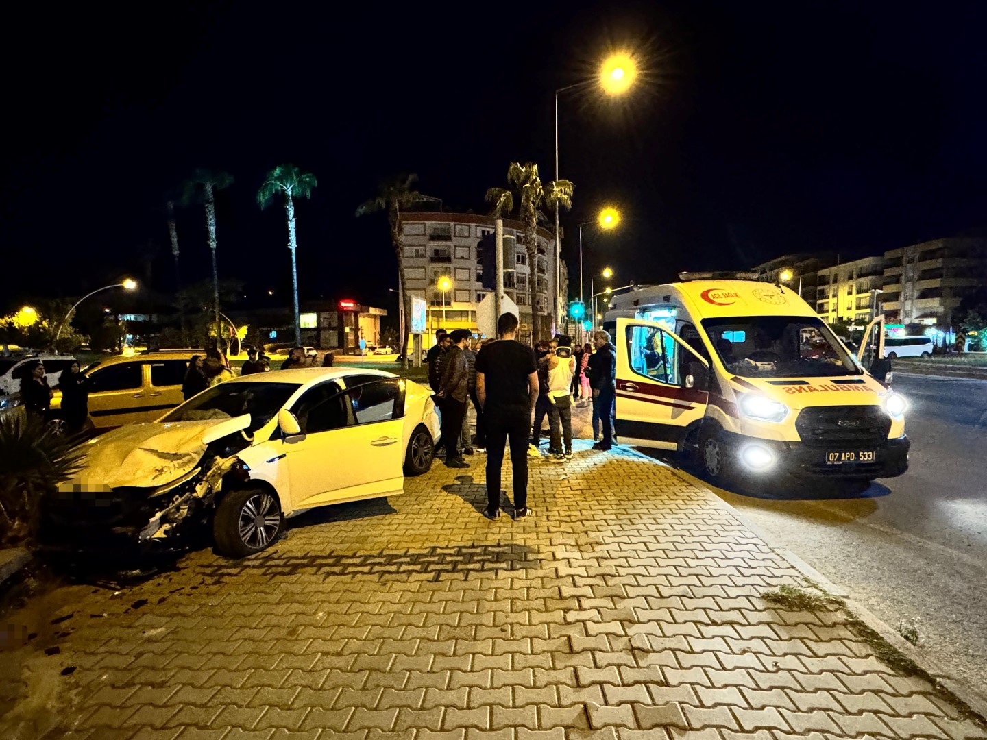 Antalya'da Kırmızı Işık Ihlali Kazayı Beraberinde Getirdi; 2'Si Çocuk 4 Yaralı (2) (Large)