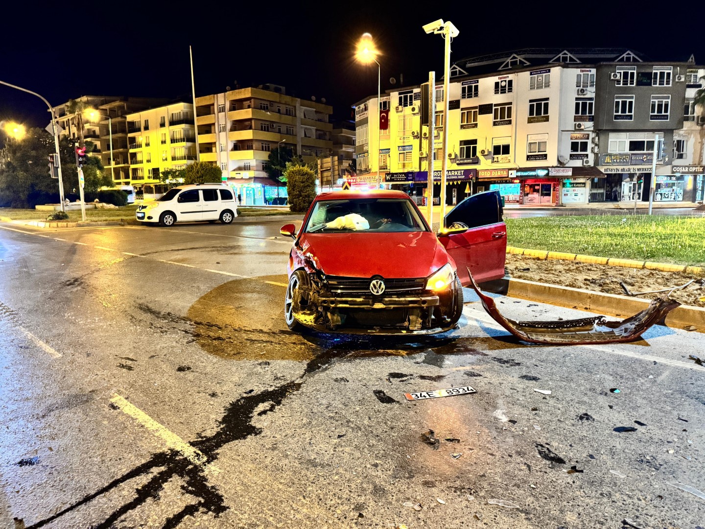 Antalya'da Kırmızı Işık Ihlali Kazayı Beraberinde Getirdi; 2'Si Çocuk 4 Yaralı (3) (Large)