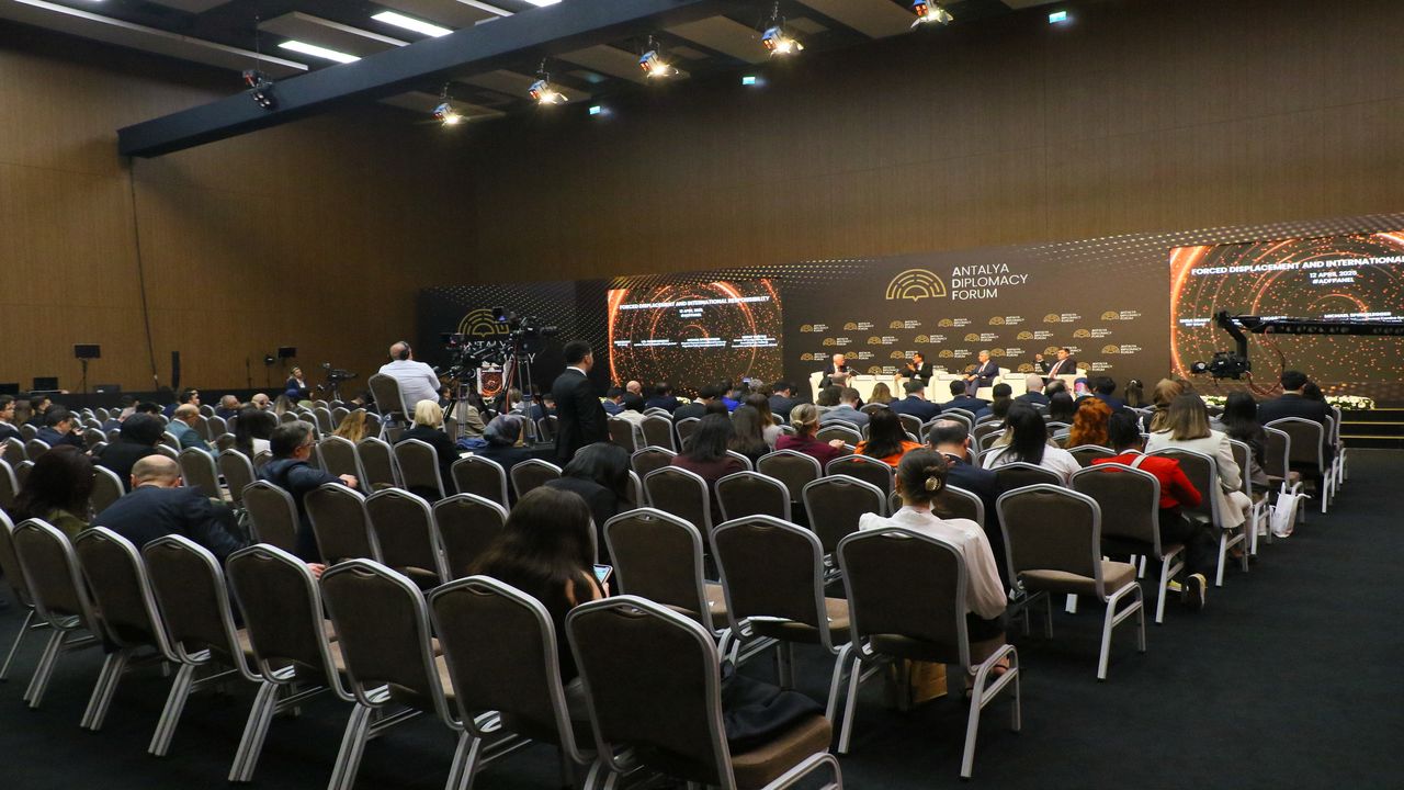Antalyada Zorunlu Goc Masaya Yatirildi (3)