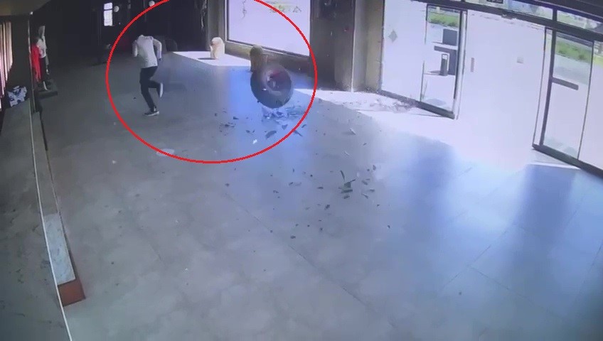 Araçtan Koparak Üzerine Doğru Gelen Tekeri Son Anda Fark Etti (3)