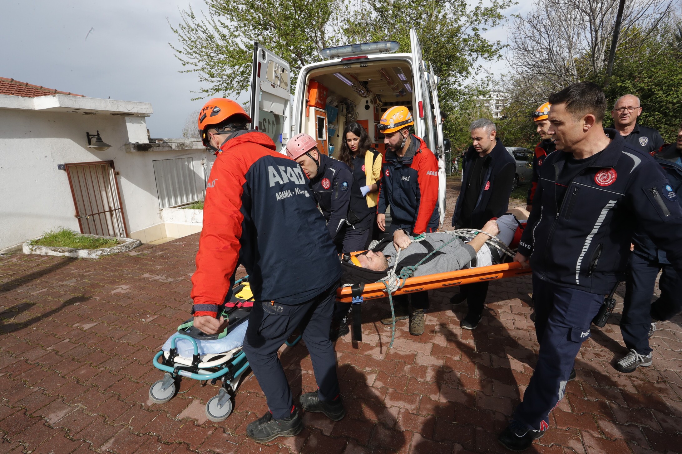 Balık Keyfi Hastanede Son Buldu Falezlerden Düşerek Bacağını Kırdı (1)