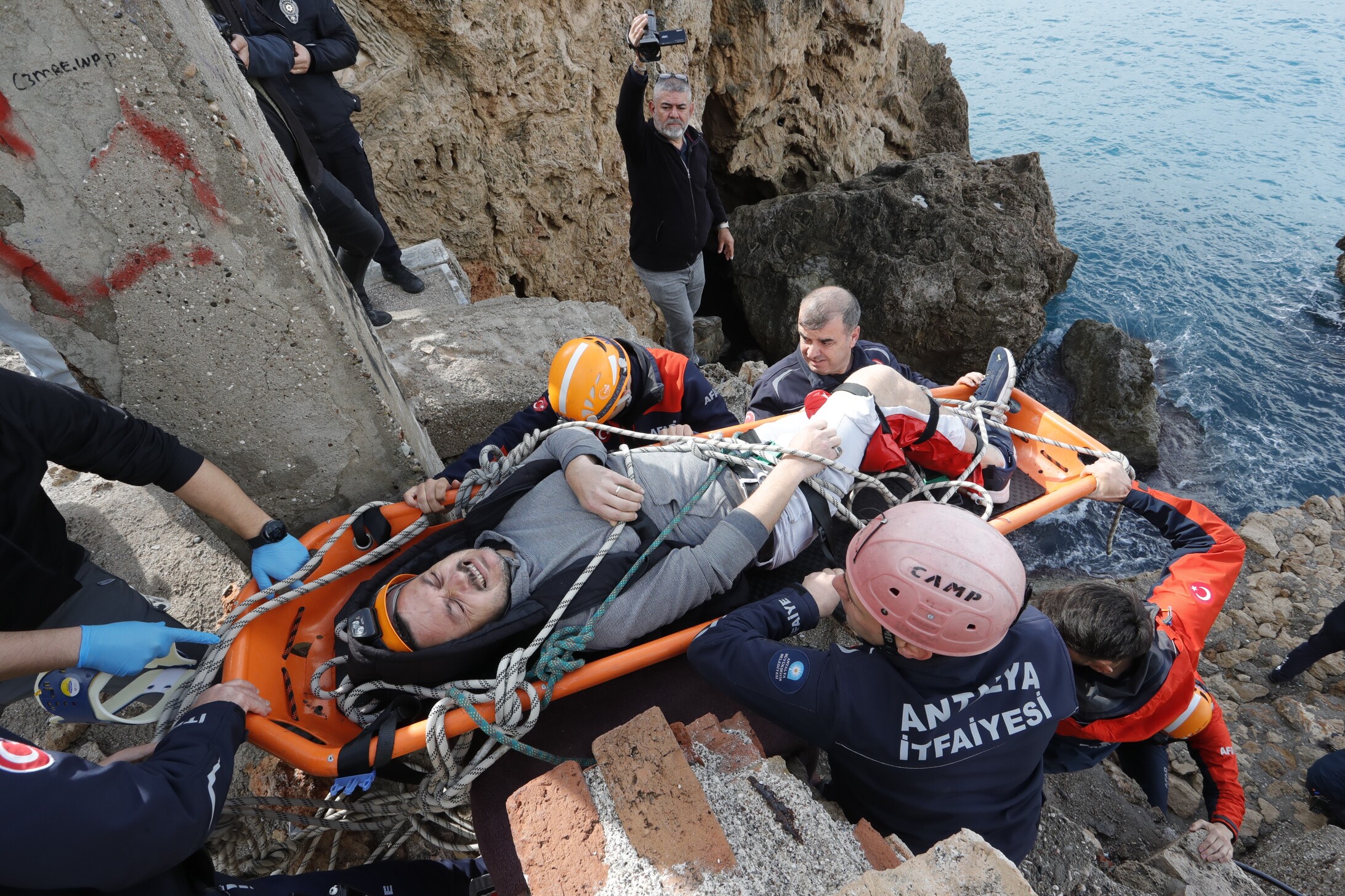 Balık Keyfi Hastanede Son Buldu Falezlerden Düşerek Bacağını Kırdı (3)