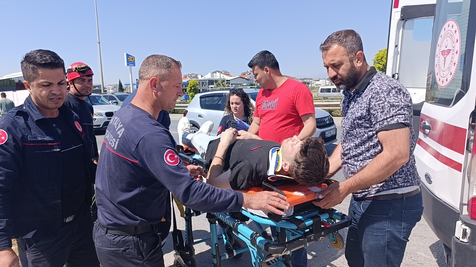 Bariyerlere Çarpıp Kanala Devrildi, Ters Dönen Araçtan Sağ Kurtuldular (1)