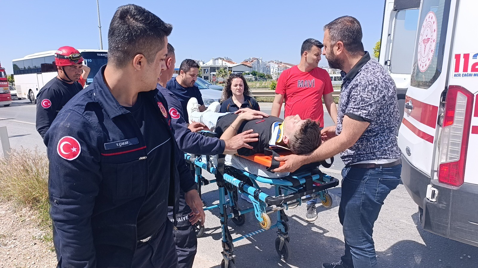 Bariyerlere Çarpıp Kanala Devrildi, Ters Dönen Araçtan Sağ Kurtuldular (3)