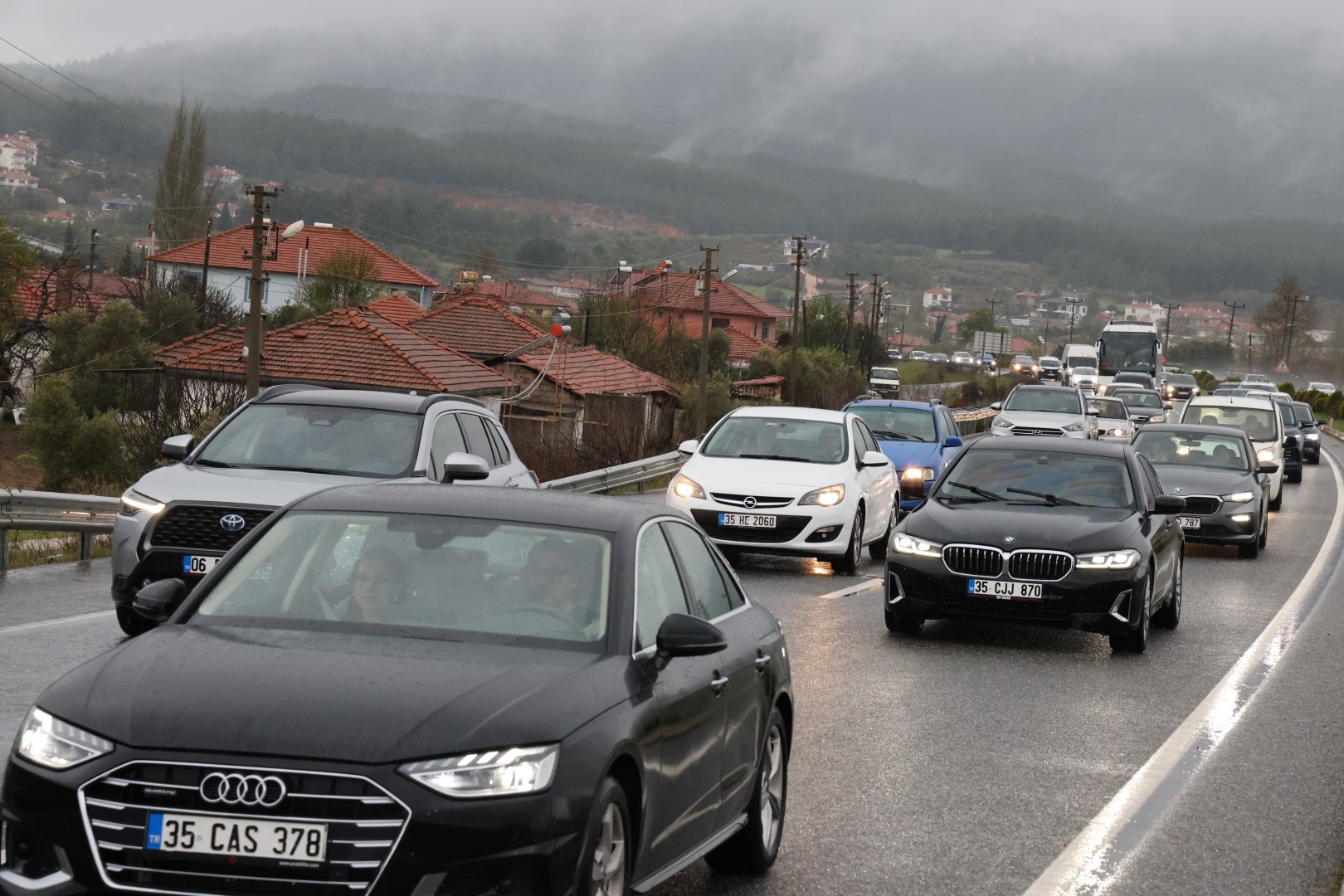 Bayram Tatili Dönüş Yolunda Oluşan Trafik Yoğunluğu Çileye Döndü (1)