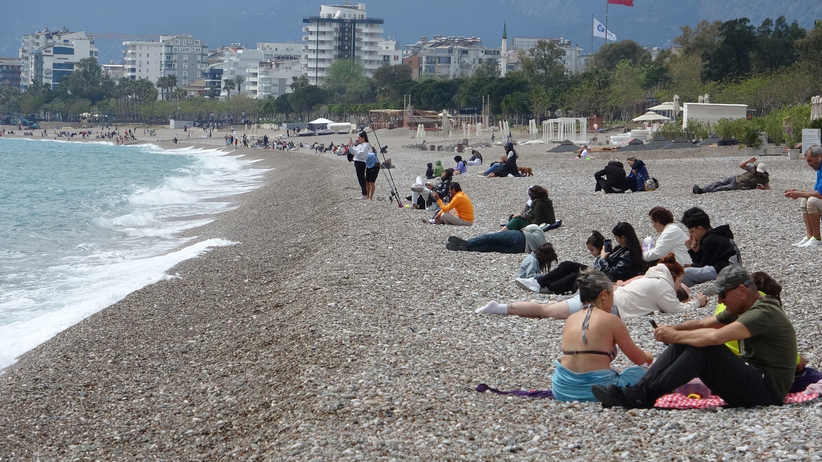 Bayram Tatilinin Son Gününde Konyaaltı Sahili'ne Akın Ettiler (1)