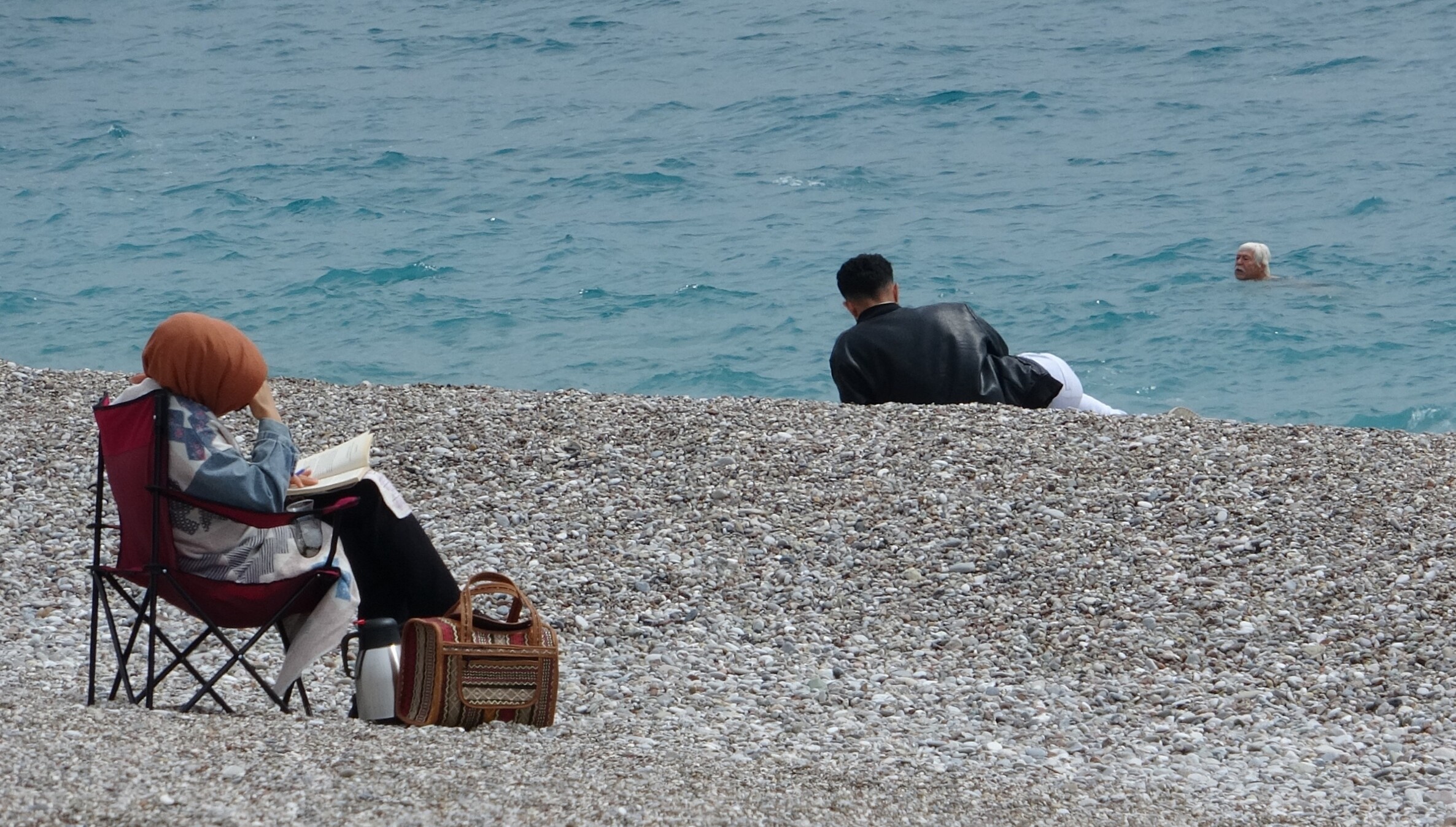 Bayram Tatilinin Son Gününde Konyaaltı Sahili'ne Akın Ettiler (2)