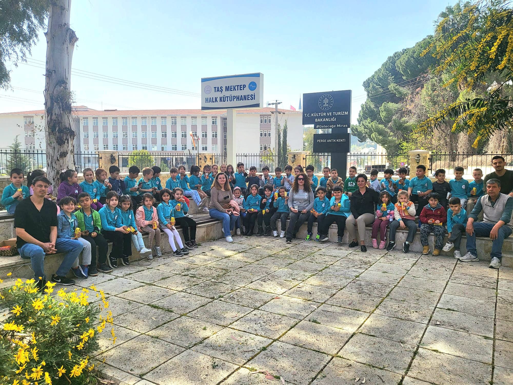 Bilgiye Açılan Kapı Taş Mektep Halk Kütüphanesi (2)