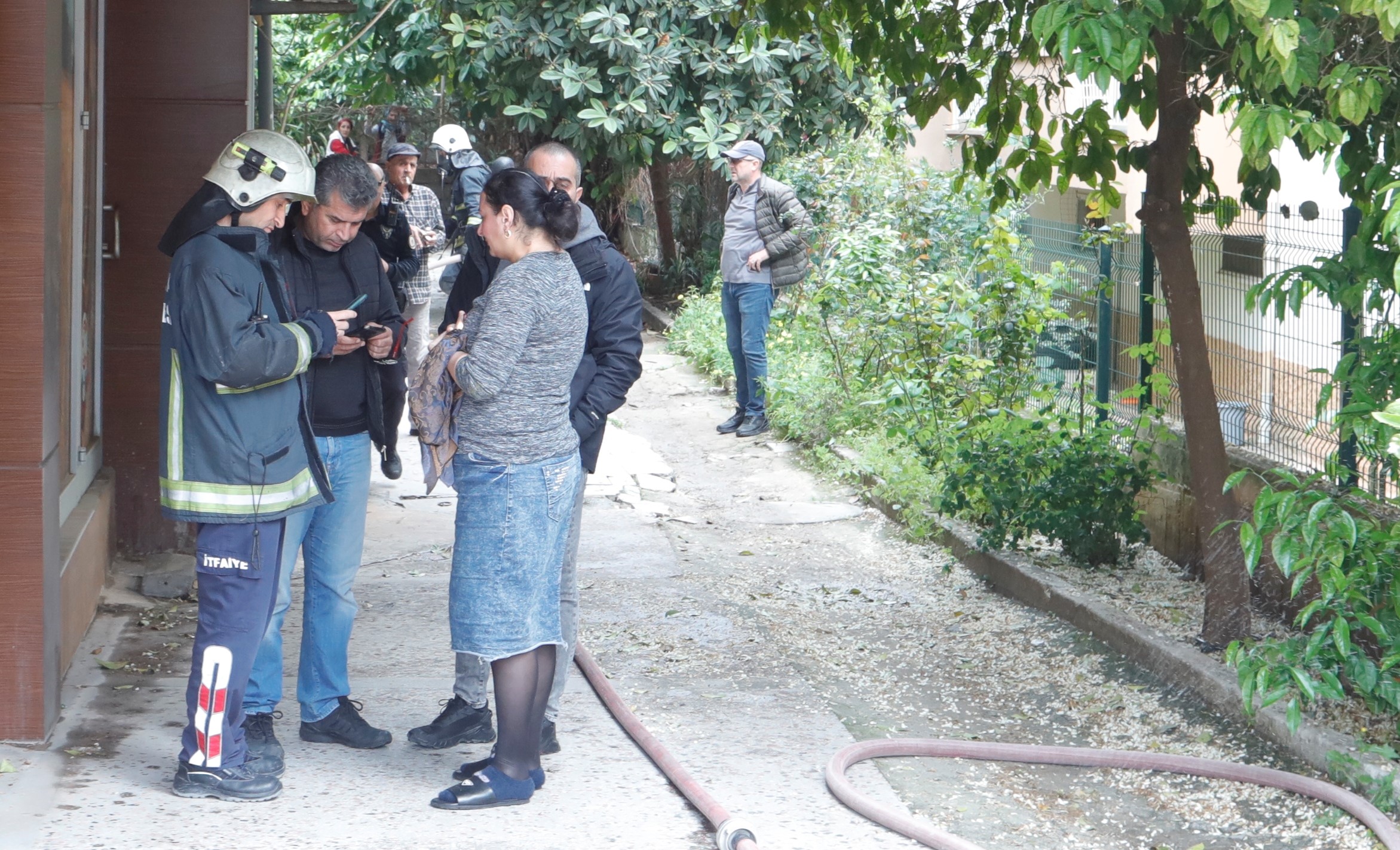 Çamaşır Makinesinden Çıkan Yangın Apartman Sakinlerini Sokağa Döktü (1)