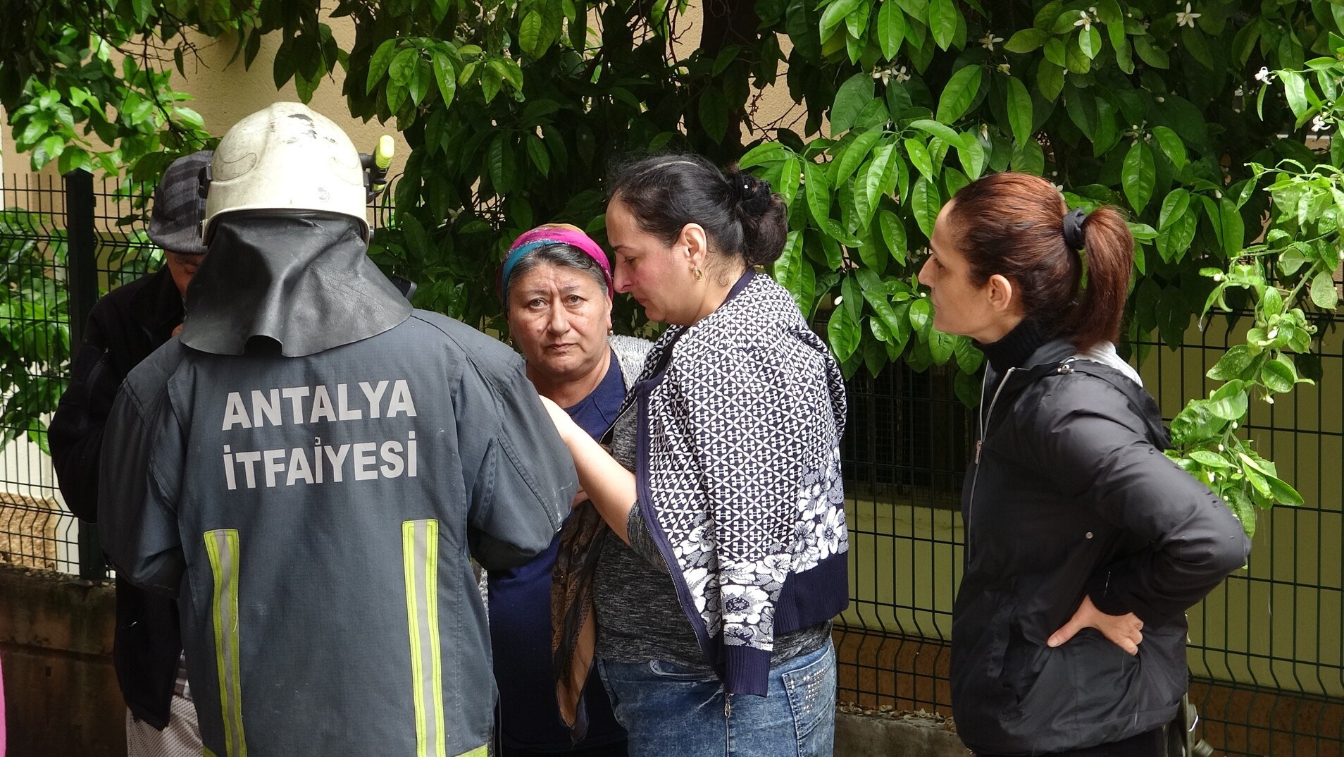 Çamaşır Makinesinden Çıkan Yangın Apartman Sakinlerini Sokağa Döktü (2)