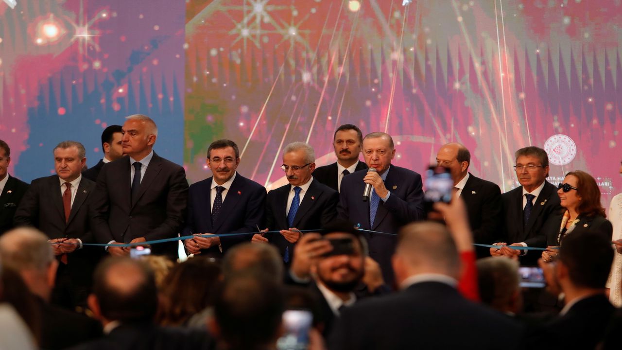 Cumhurbaskani Erdogan Antalya Havalimanini Acti (1)