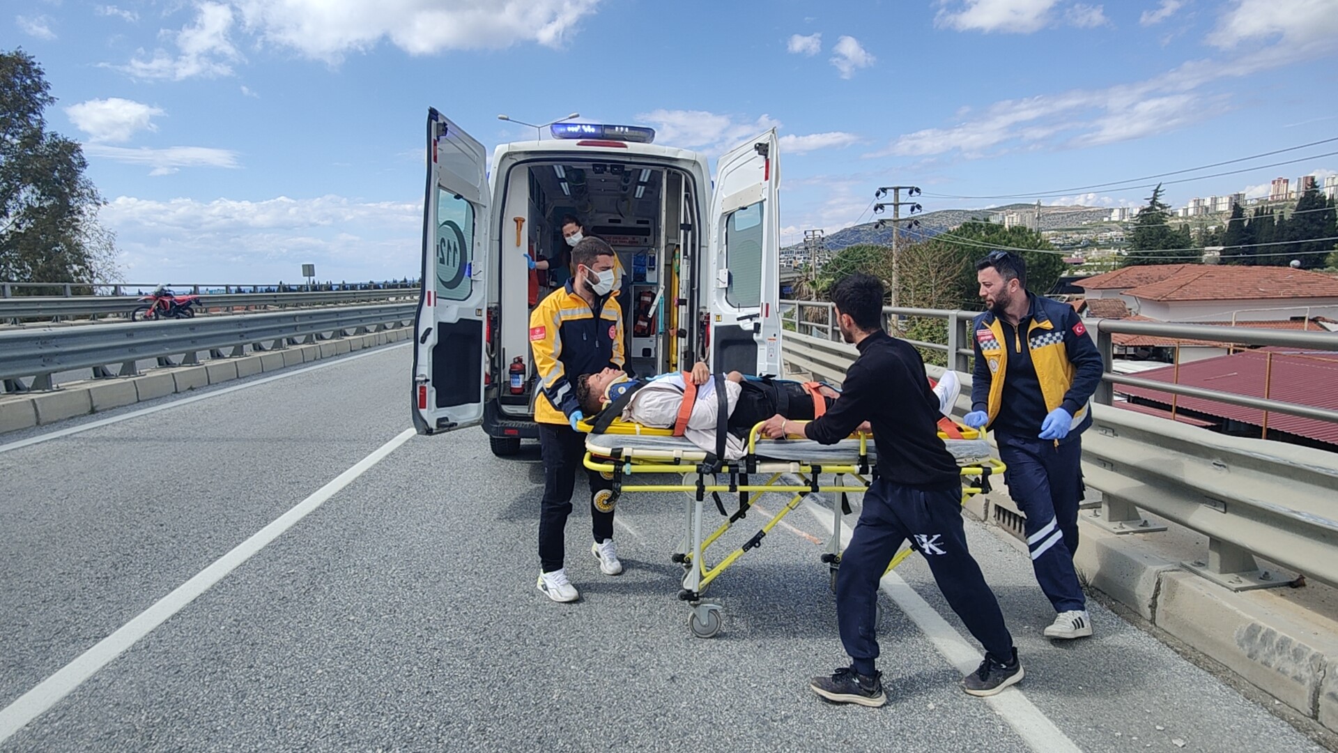 Devrilen Forkliftin Altında Kalan Işçi Yaralandı (3)