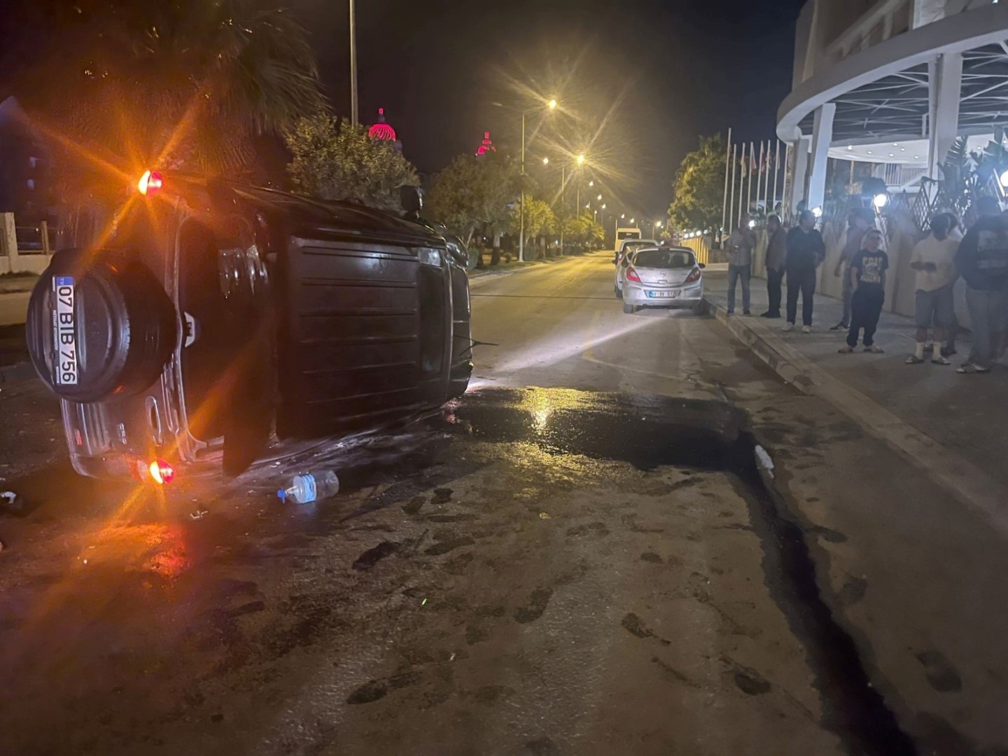 Devrilen Otomobildekilerin Çıkarılma Anlarını Film Izler Gibi Izlediler (4) (Large)