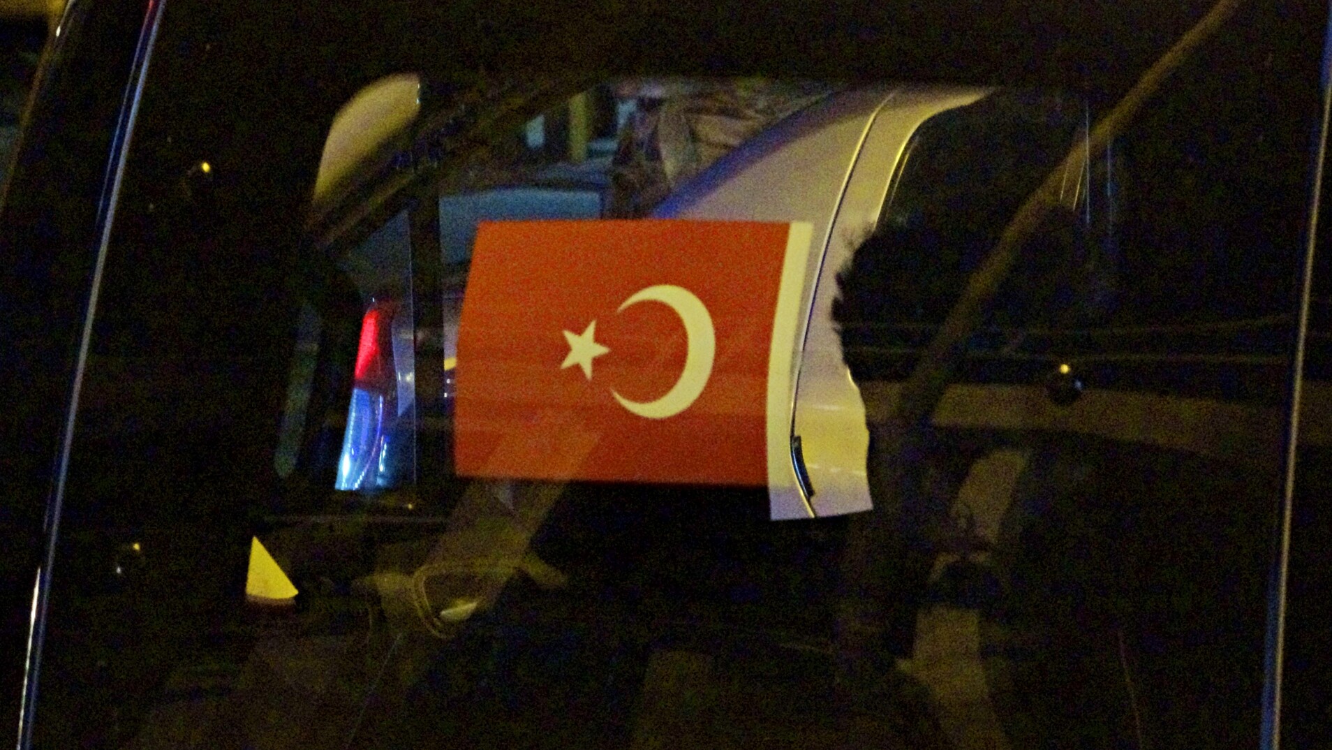 'Dur' Ihtarına Uymayıp Aracını Polisin Üzerine Sürerek Kaçtı (1)