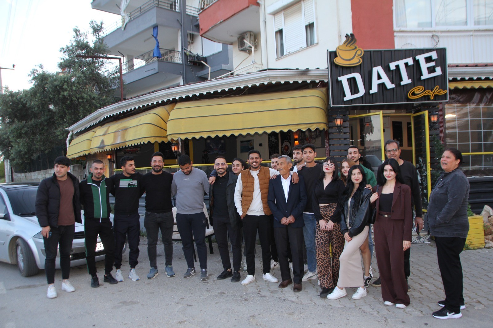 Eşine 45 Yıl Sonra Gelinlik Giydirdi, Gözyaşlarını Tutamadı (1)