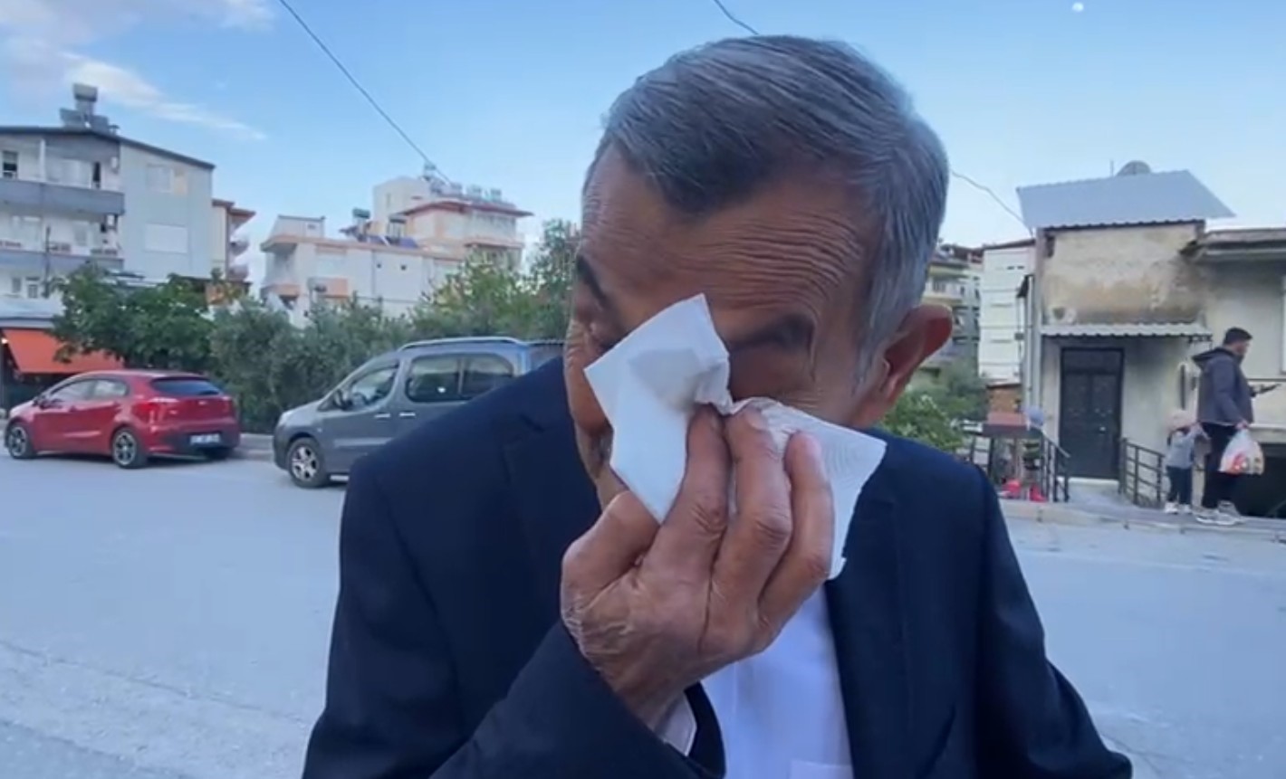 Eşine 45 Yıl Sonra Gelinlik Giydirdi, Gözyaşlarını Tutamadı (3)