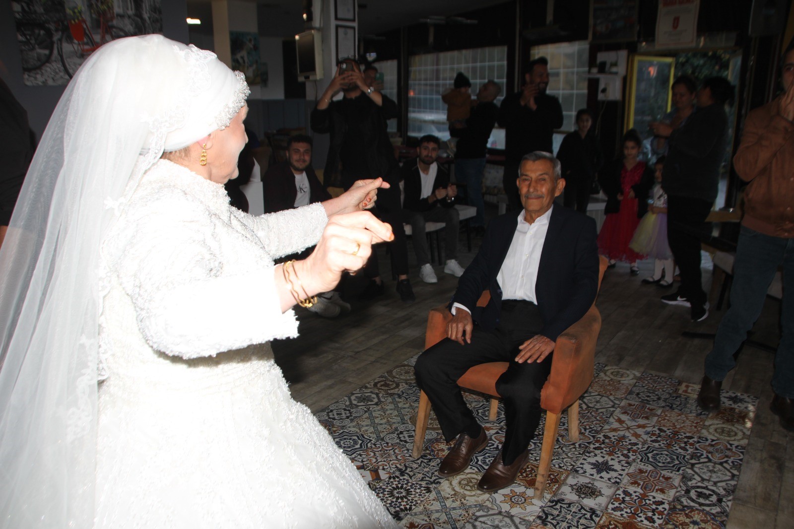 Eşine 45 Yıl Sonra Gelinlik Giydirdi, Gözyaşlarını Tutamadı (4)