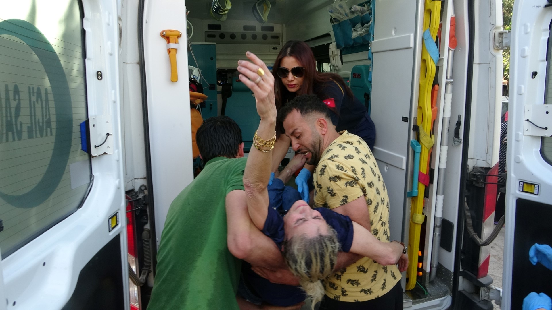 Gecekondu Yangında Küle Döndü, Ev Sahibi Kadın Sinir Krizi Geçirdi (2) (Large)