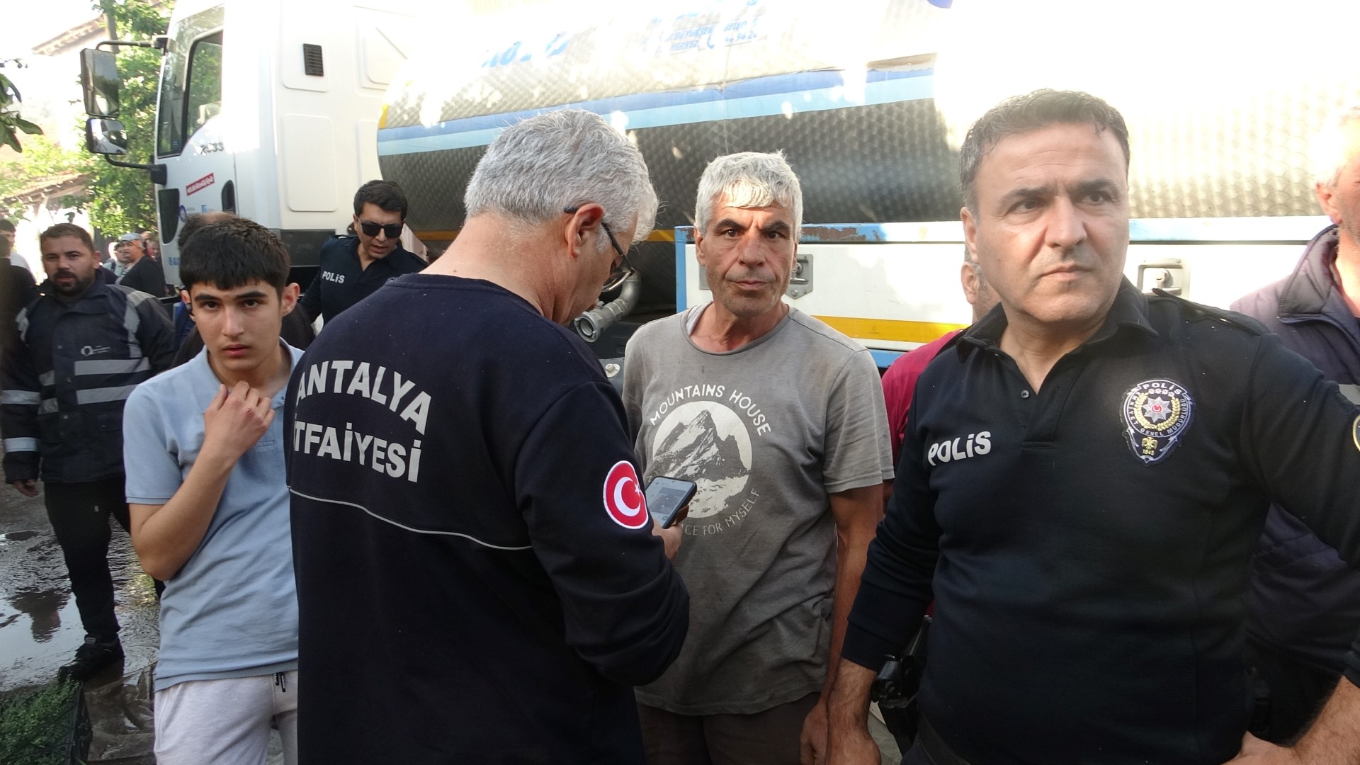 Gecekondu Yangında Küle Döndü, Ev Sahibi Kadın Sinir Krizi Geçirdi (4) (Large)