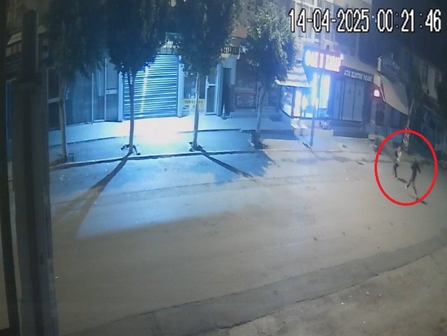 İşe Gitmek Için Babasıyla Servis Bekleyen Genç Kadın Dehşeti Yaşadı (1)