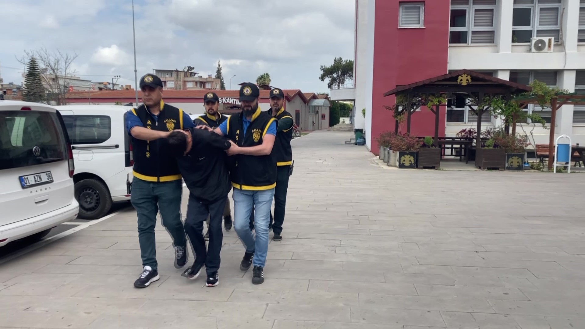 Kadın Esnafın Iş Yerini Benzin Döküp Yaktılar Yakalanan 2 Şüpheli Tutuklandı (2)