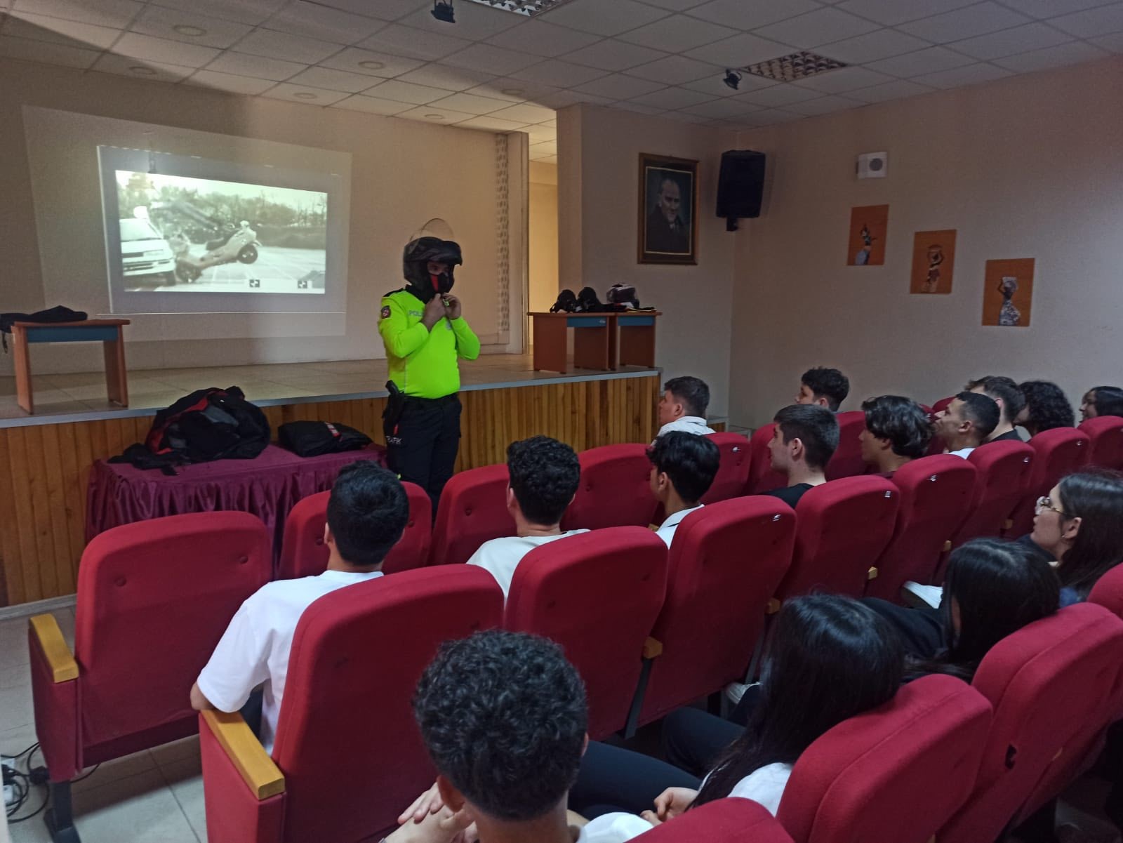 Karacasu’da Öğrencilere ‘Güvenli Motosiklet Kullanıcılığı’ Eğitimi Verildi (2)