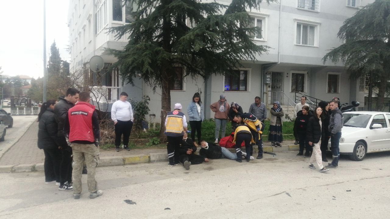 Kaza Sonrası Kaldırıma Savrulan 2 Çocuk Acı Içinde Kıvrandı (4)