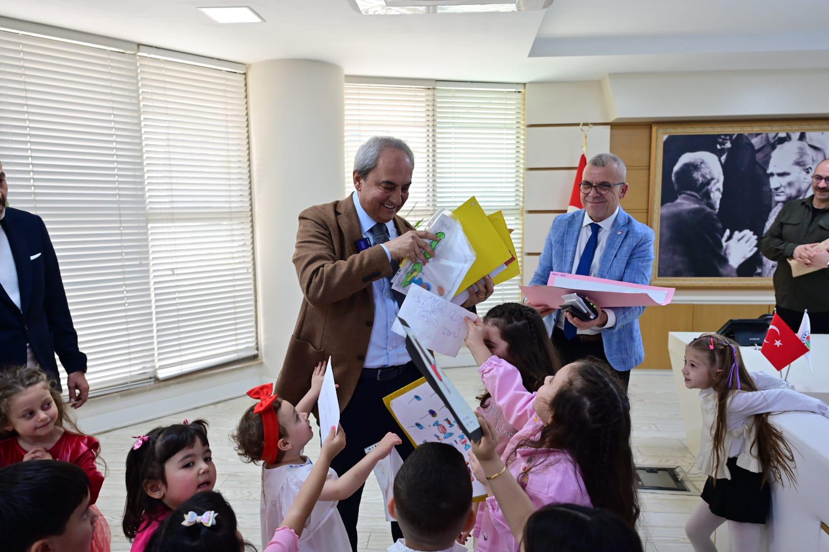 Kocagoz, Cocuklarla Bayramlasti 4
