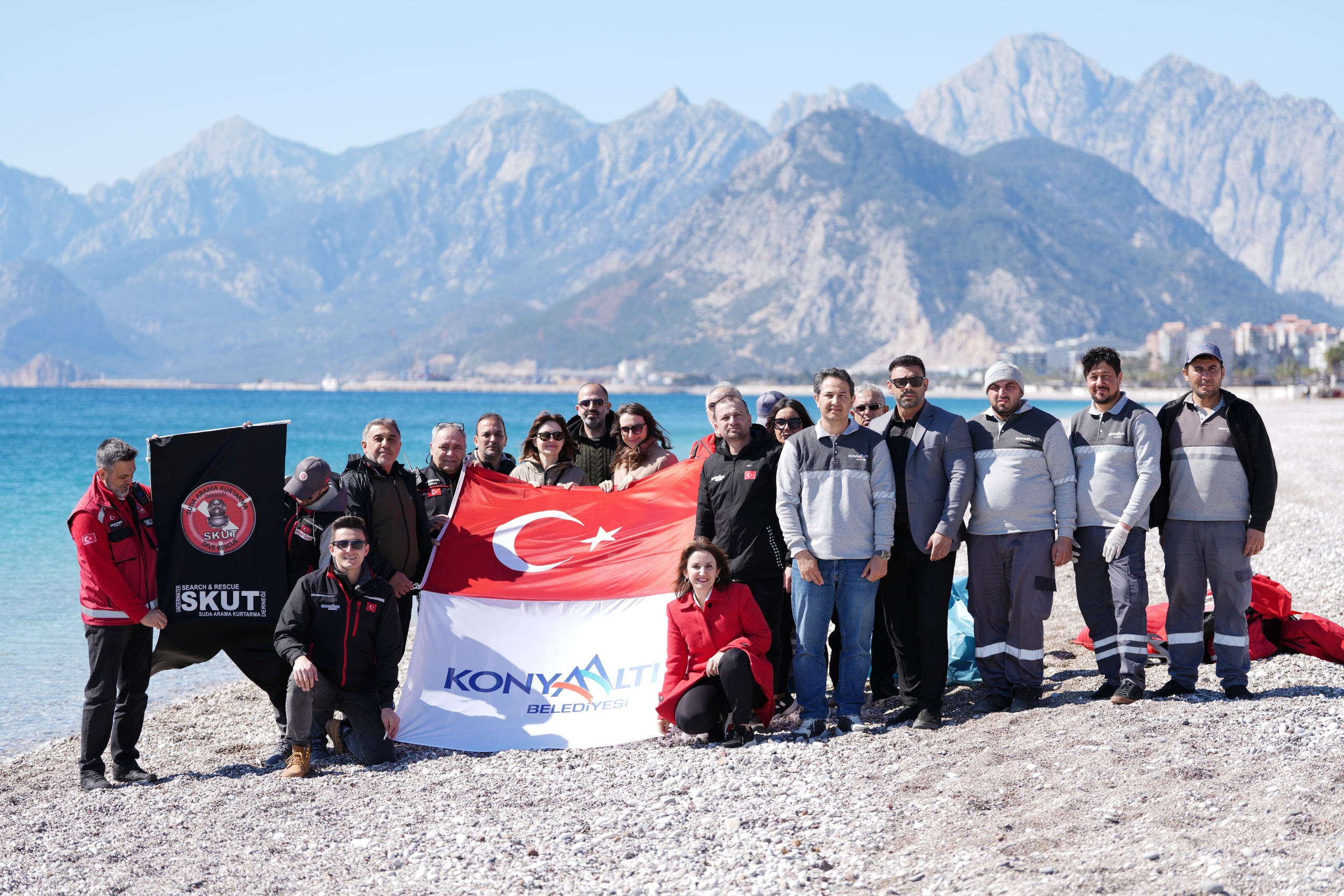 Konyaalti Sahi̇li̇ni̇ Ve Deni̇zi̇ Temi̇zledi̇ler (11)