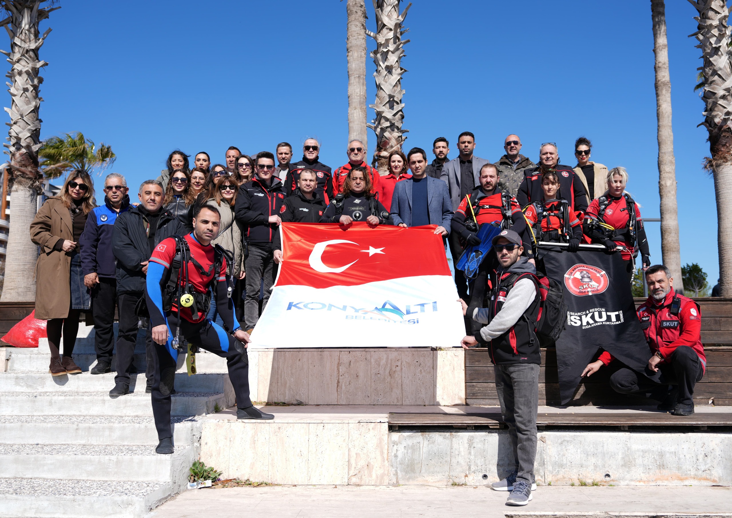 Konyaalti Sahi̇li̇ni̇ Ve Deni̇zi̇ Temi̇zledi̇ler (2)