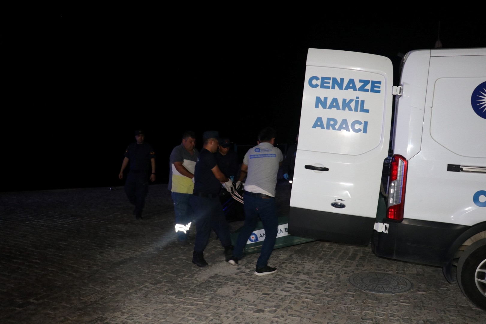 Manzarayi Seyrederken Falezlerden Dusere 676618 200325 (Large)