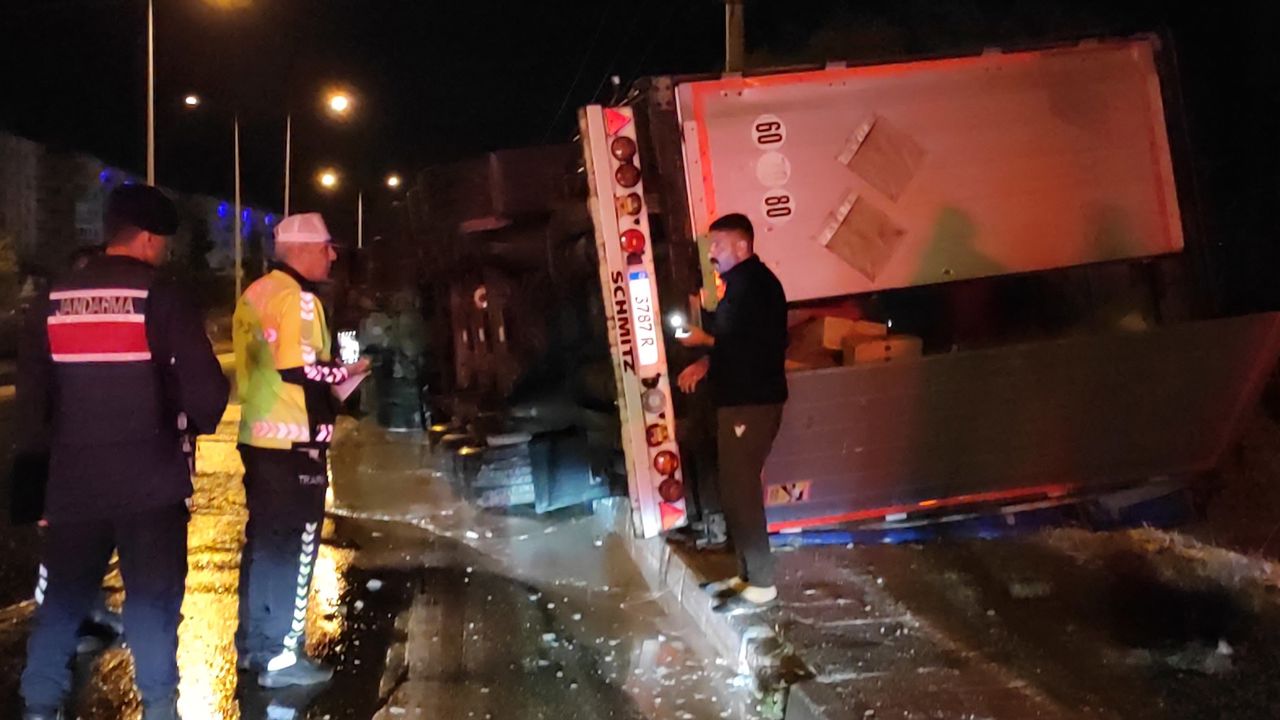 Mersinde Boya Yuklu Tir Devrildi (1)