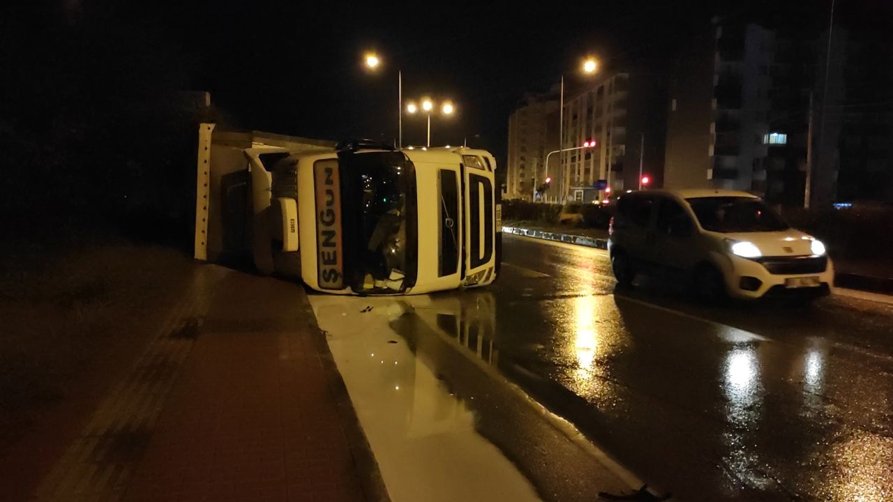 Mersinde Boya Yuklu Tir Devrildi (2)