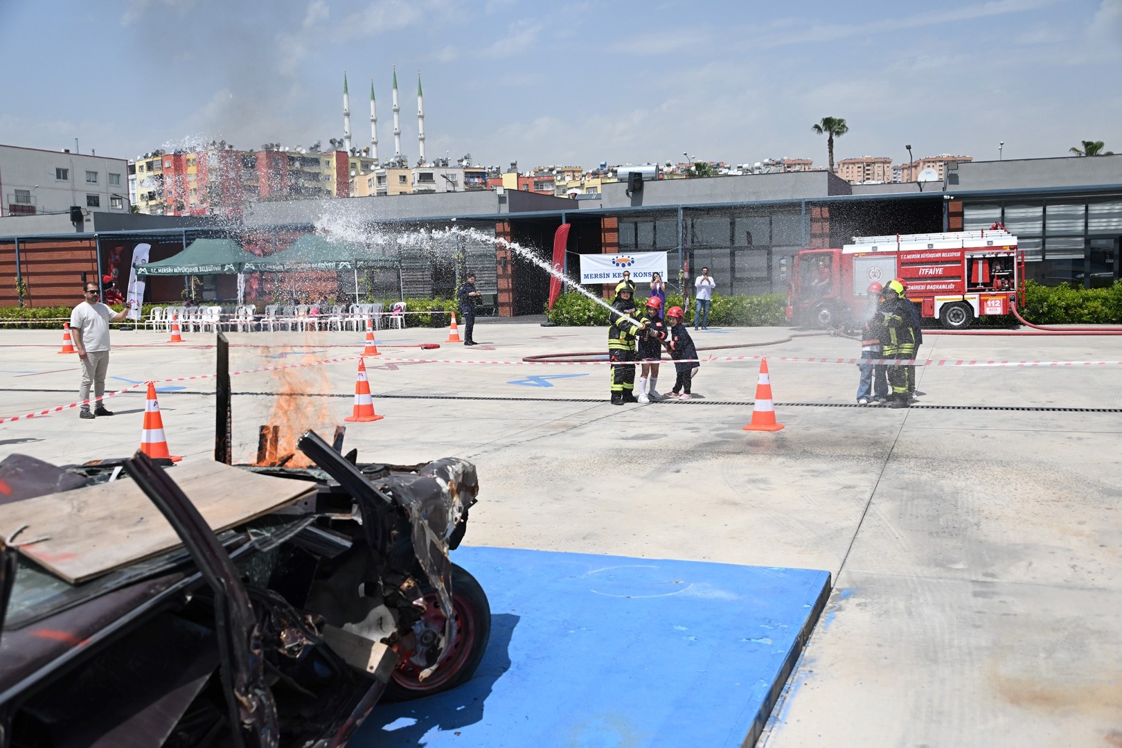Mersin'de Çocuklar Bir Günlüğüne Itfaiyeci Oldu (3) (Large)