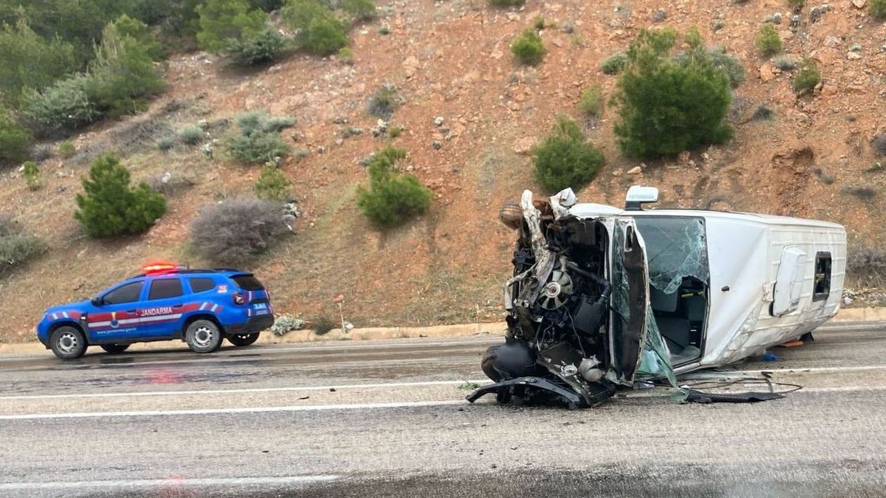 Mersinde Isci Servisi Devrildi (2)